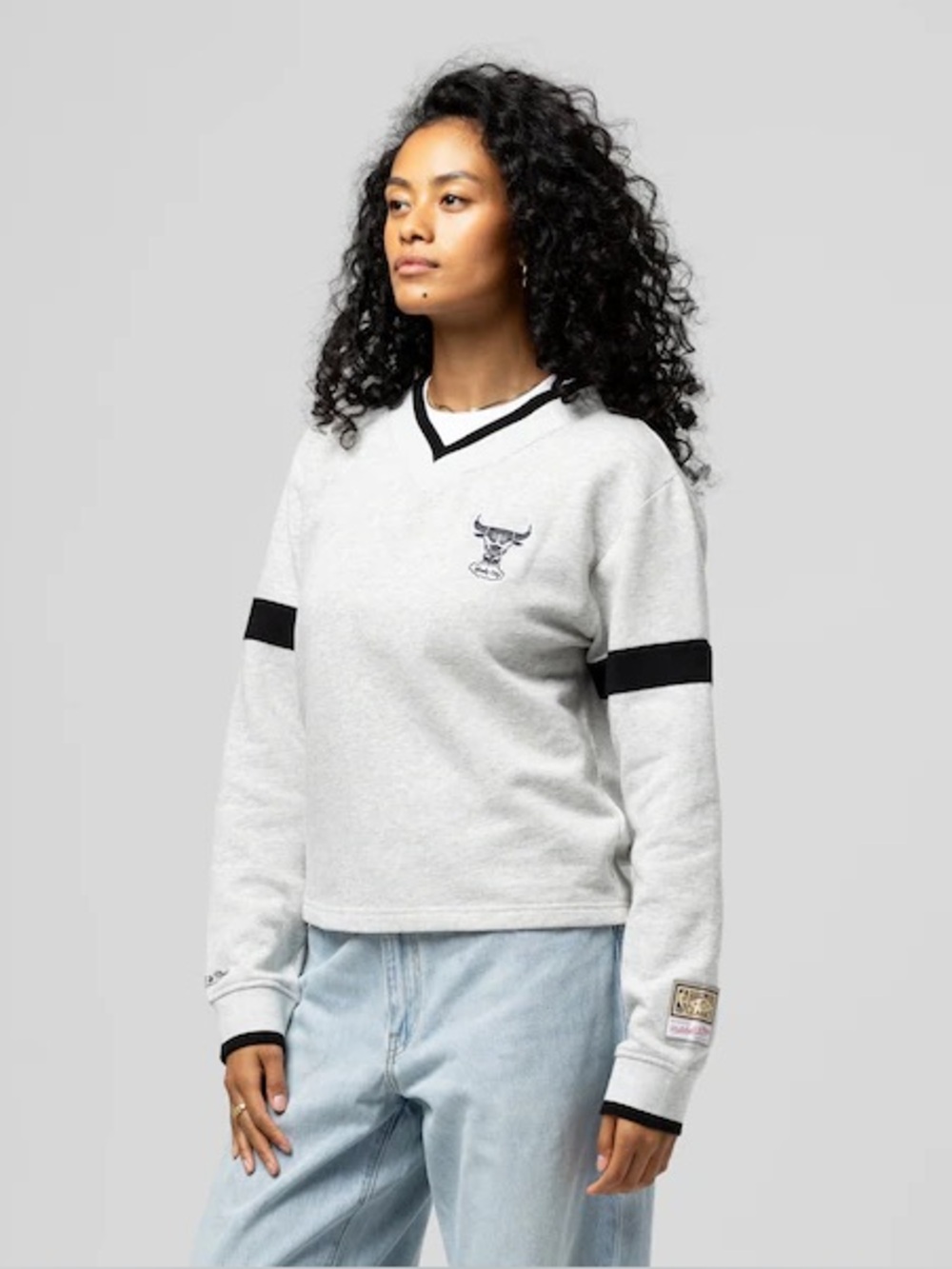 heather gray Mitchell & Ness Chicago Bulls Women's Cropped V-Neck Sweatshirt